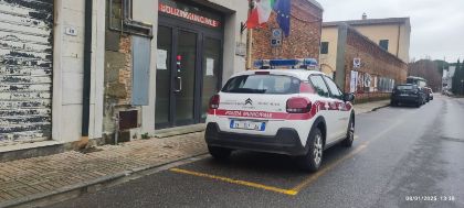 Attacco alle auto della Polizia Municipale. 