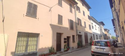L' amministrazione comunale mette a disposizione di Apes 4 nuove case per rispondere alle esigenze abitative L' amministrazione comunale mette a disposizione di Apes 4 nuove case per rispondere alle esigenze abitative