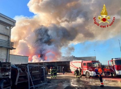 Possibili disagi nella raccolta dei rifiuti a causa dell'incendio di Ecoacciai a Pontedera