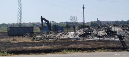 Incendio di via dei Tavi, fiamme estinte. Nella notte il sindaco Mini evacua le famiglie più vicine al rogo