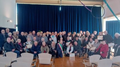 Premiate le coppie che hanno raggiunto i 50, 55, 60, 65 anni di matrimoni. Mini: 