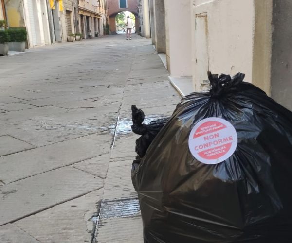 Primo bilancio sull'ordinanza che vieta i sacchi neri per i rifiuti, la risposta della popolazione è positiva