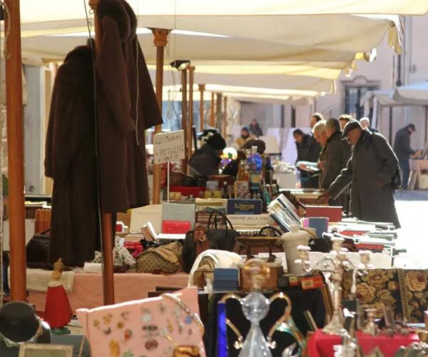 Nel centro storico arriva il mercato del riuso, del baratto e del car boot