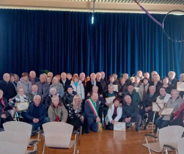 Premiate le coppie che hanno raggiunto i 50, 55, 60, 65 anni di matrimoni. Mini: "Sono un esempio di valori per i giovani"